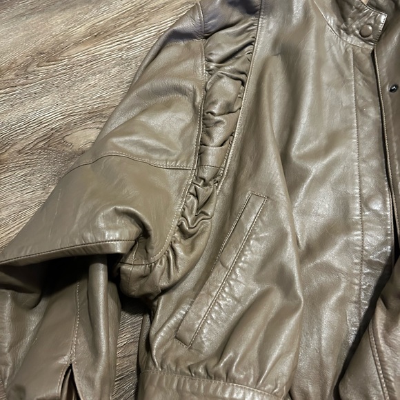 Leather jacket - Picture 2 of 6